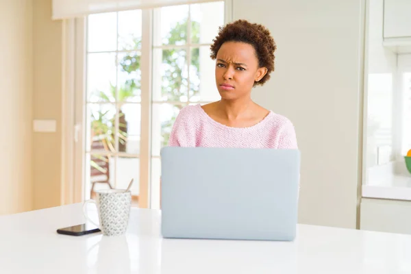 컴퓨터 노트북을 사용하여 일하는 아프리카 미국인 여성은 회의적이고 긴장하며 얼굴에 — 스톡 사진