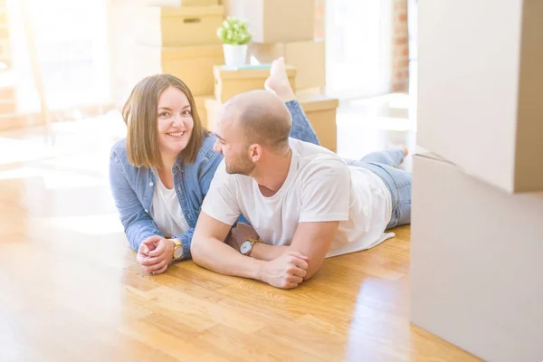 Ungt Par Kärlek Ligger Golvet Nya Hus Arround Papp Kartonger — Stockfoto