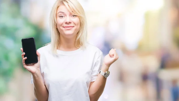 Joven Hermosa Mujer Rubia Mostrando Pantalla Del Teléfono Inteligente Sobre —  Fotos de Stock