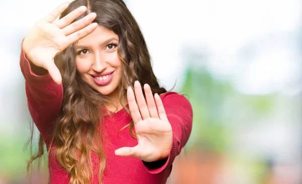 Mooie Jongedame Dragen Rode Trui Smiling Doen Met Behulp Van — Stockfoto