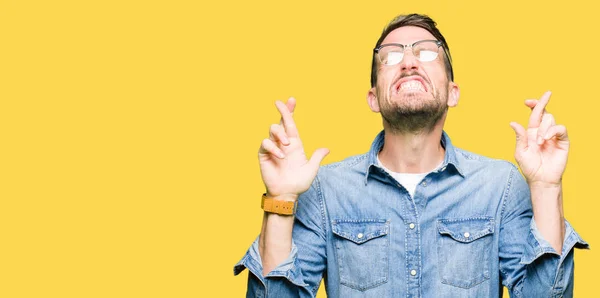 Hombre Guapo Con Gafas Sonriendo Cruzando Los Dedos Con Esperanza —  Fotos de Stock