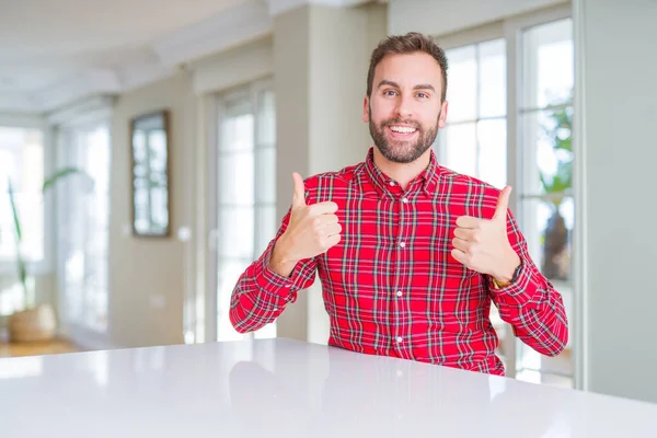 Knappe Man Draagt Kleurrijke Shirt Succes Teken Doen Positieve Gebaar — Stockfoto