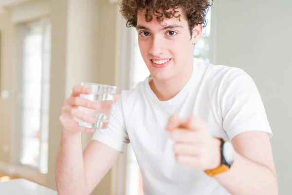 Jonge Man Drinken Van Een Glas Water Thuis Wijzend Met — Stockfoto