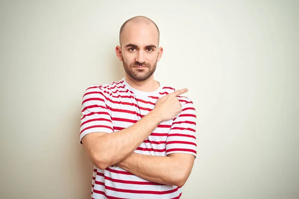 Jovem Careca Com Barba Vestindo Casual Listrado Camiseta Vermelha Sobre — Fotografia de Stock