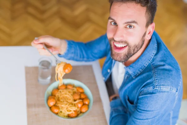 Beau Homme Mangeant Des Pâtes Avec Des Boulettes Viande Sauce — Photo