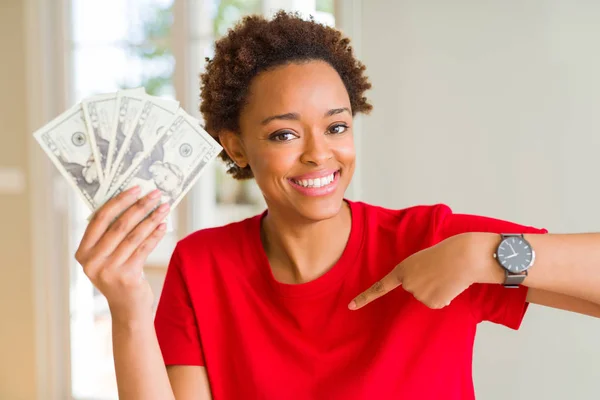 Joven Mujer Afroamericana Sosteniendo Billetes Banco Veinte Dólares Con Cara — Foto de Stock