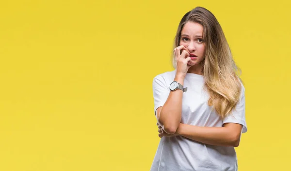 Mladá Krásná Blondýna Žena Nosí Ležérní Bílé Tričko Izolované Pozadí — Stock fotografie