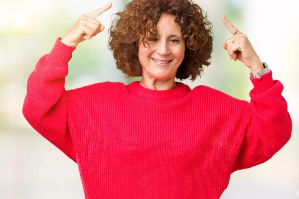 Hermoso Medio Ager Senior Mujer Rojo Suéter Invierno Sobre Fondo —  Fotos de Stock