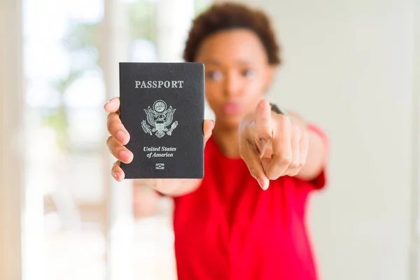 Jovem Afro Americana Segurando Passaporte Dos Estados Unidos América Apontando — Fotografia de Stock