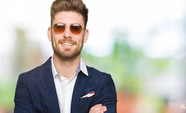 Jovem Bonito Homem Elegante Vestindo Óculos Sol Blazer Moda Rosto — Fotografia de Stock