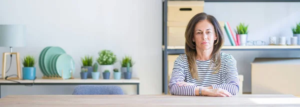 Brede Hoekfoto Van Middelbare Leeftijd Oudere Vrouw Zitten Aan Tafel — Stockfoto