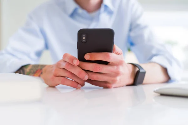 Primer Plano Del Hombre Negocios Que Trabaja Con Smartphone —  Fotos de Stock