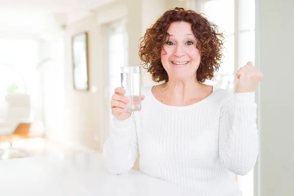 Senior Frau Trinkt Ein Frisches Glas Wasser Schreit Stolz Und — Stockfoto