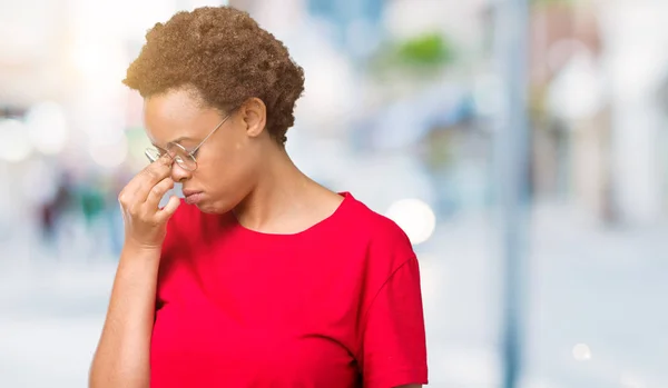 Linda Jovem Afro Americana Vestindo Óculos Sobre Fundo Isolado Cansado — Fotografia de Stock