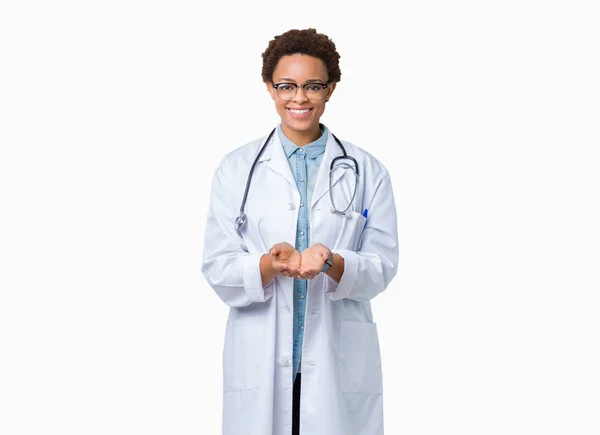 Mladý Americký Lékař Žena Nosí Lékařský Plášť Přes Izolované Pozadí — Stock fotografie