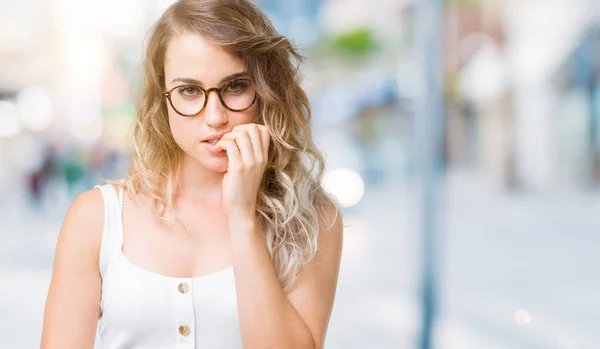 Mooie Jonge Blonde Vrouw Bril Geïsoleerde Achtergrond Zoek Gestresst Nerveus — Stockfoto