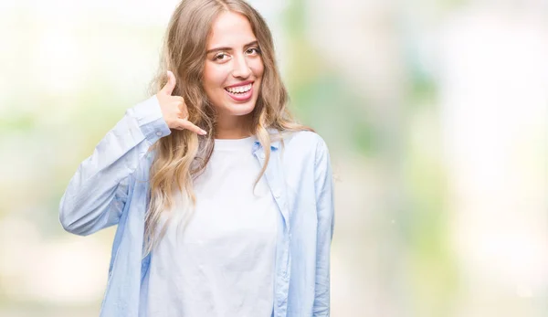 Schöne Junge Blonde Frau Über Isoliertem Hintergrund Lächelnd Handygeste Mit — Stockfoto