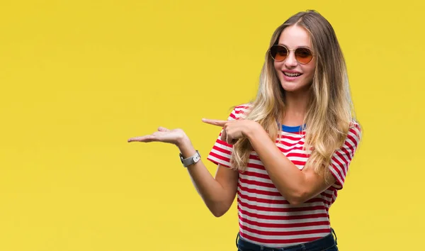 Jonge Mooie Blonde Vrouw Dragen Van Een Zonnebril Geïsoleerde Achtergrond — Stockfoto