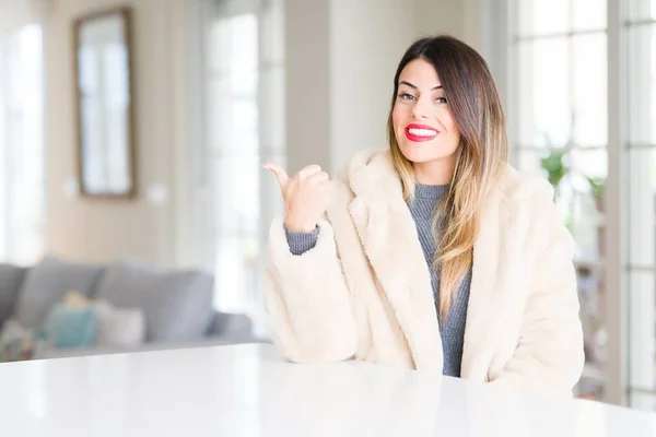 Jovem Mulher Bonita Vestindo Casaco Pele Inverno Casa Sorrindo Com — Fotografia de Stock