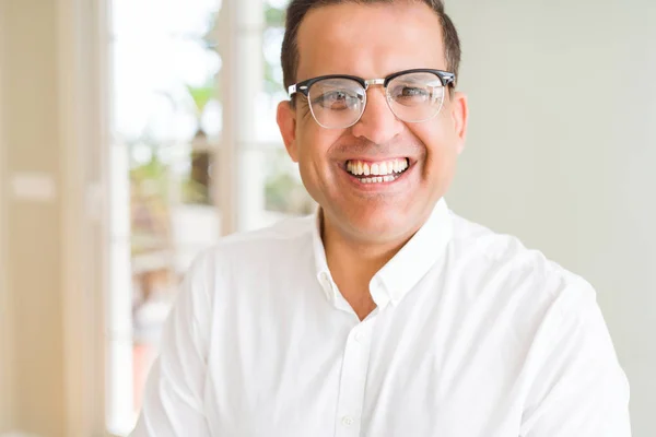 Hombre de mediana edad con gafas sonriendo a la cámara en casa — Foto de Stock