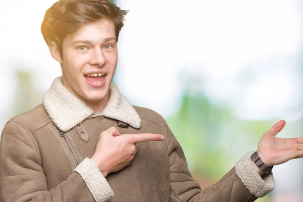 Νεαρό Όμορφος Άνδρας Φοράει Παλτό Χειμώνα Πέρα Από Απομονωμένο Υπόβαθρο — Φωτογραφία Αρχείου