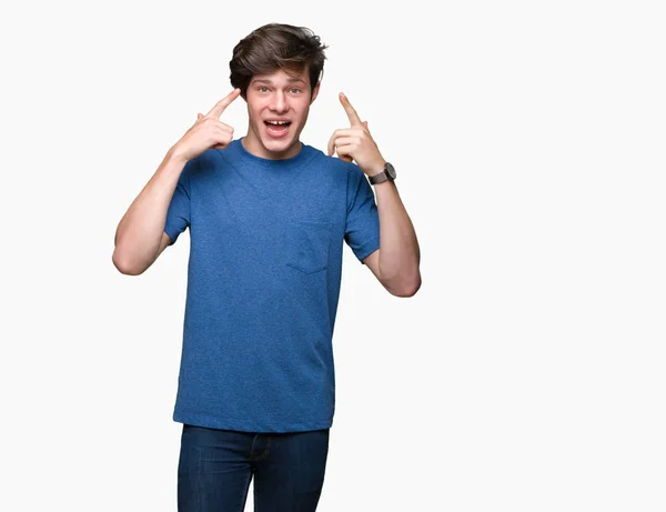 Homem Bonito Jovem Vestindo Camiseta Azul Sobre Fundo Isolado Sorrindo — Fotografia de Stock