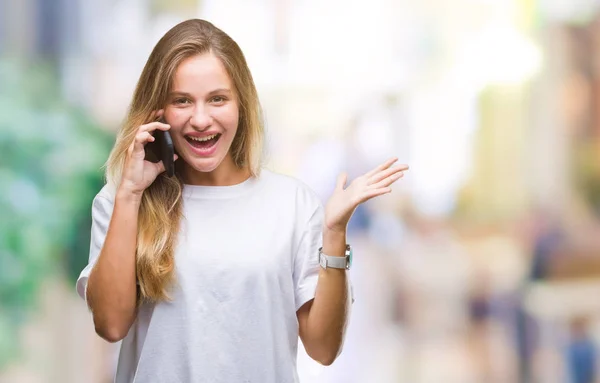 Genç Güzel Sarışın Kadın Üzerinde Smartphone Kullanarak Arama Büyük Gülümseme — Stok fotoğraf