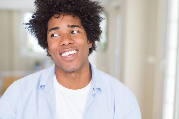Αφρικανική Αμερικανική Άνδρα Στο Σπίτι Χαμογελώντας Αναζητούν Πλευρά Και Χτυπητός — Φωτογραφία Αρχείου