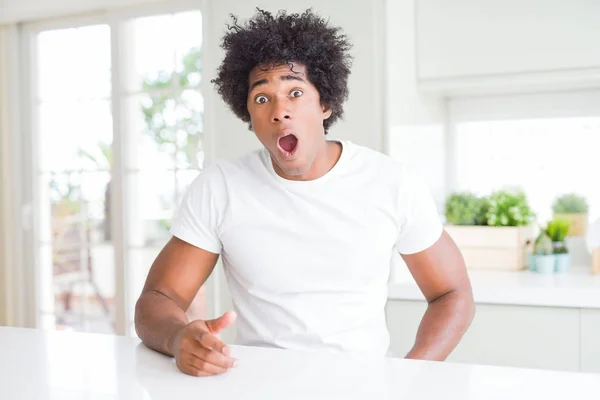 Joven Hombre Afroamericano Vistiendo Camiseta Blanca Casual Sentado Casa Cara — Foto de Stock