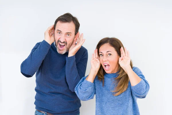 Hermosa Pareja Mediana Edad Enamorada Sobre Fondo Aislado Tratando Escuchar — Foto de Stock