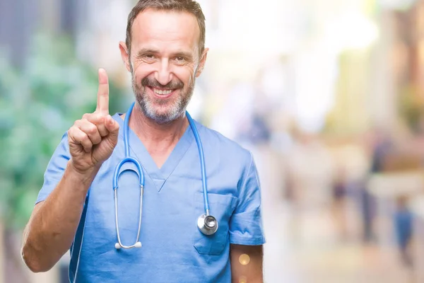 Meia Idade Hoary Médico Sênior Homem Vestindo Uniforme Médico Sobre — Fotografia de Stock