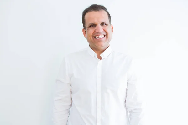 Hombre de mediana edad sonriendo confiado a la cámara en casa — Foto de Stock