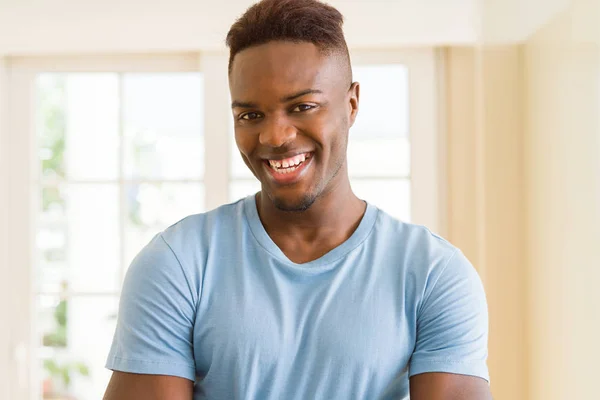 Guapo joven africano sonriendo alegre con los brazos cruzados —  Fotos de Stock