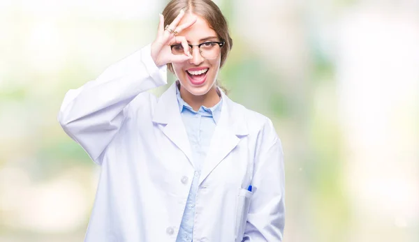 Hermosa Joven Doctora Rubia Vistiendo Abrigo Blanco Sobre Fondo Aislado —  Fotos de Stock