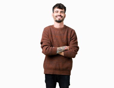 Mutlu yüz ile gülümseyerek kameraya seyir silah geçti arka plan üzerinde kış kazak giyen genç yakışıklı adam izole. Olumlu bir kişi.