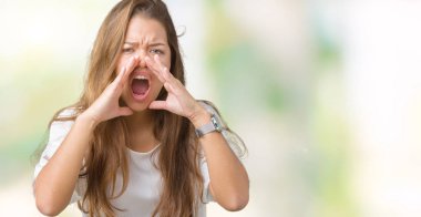 Eller izole arka plan yüksek sesle ile kızgın bağırarak üzerinde genç güzel esmer iş kadın ağzına