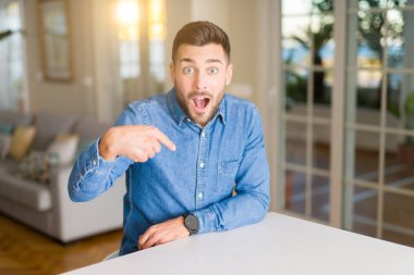 Genç yakışıklı adam evde sürpriz yüz işaret parmağı kendisine