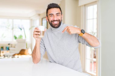 İspanyol yakışıklı sürpriz yüz işaret parmağı kendine kahve içme