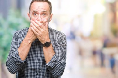 Orta yaş üzerinde izole arka plan ağız hata için elleriyle kapsayan şok ağarmış komuta sizde. Gizli kavramı.