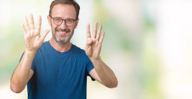 Yakışıklı orta yaş hoary yaşlı adam izole arka plan üzerinde gözlük takıyor gösteren ve emin ve mutlu gülümserken parmakları sayısı dokuz işaret.