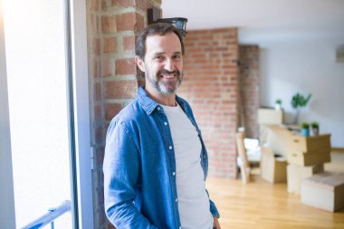 Orta yaş yaşlı adam başka bir eve, hap hareketli mutlu gülümseyen