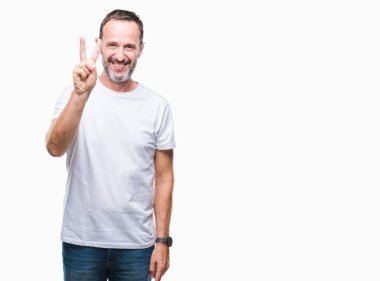 Orta yaş ağarmış komuta sizde gösterilen ve parmakları ile işaret izole arka plan üzerinde beyaz t-shirt giyen ikincisi ise kendinden emin ve mutlu gülümseyerek.
