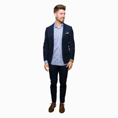 Genç yakışıklı bussines man uzak tarafına yüzünde, doğal ifade gülümseme ile arıyorum. Kendine güvenen gülüyor.