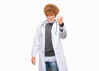 Tıbbi giyen genç yakışıklı doktor adam kat öfkeli ve sinirli sinirli ve öfke ile bağırarak süre öfkeli yumruk yükselterek. Öfke ve agresif kavramı.