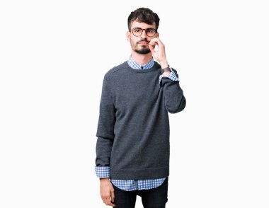 Genç yakışıklı akıllı adam izole arka plan ağız ve dudaklar üzerinde gözlük giyen parmakları ile zip olarak kapattı. Gizli ve sessiz, tabu konuşma
