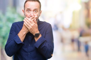 Orta yaş üzerinde izole arka plan ağız hata için elleriyle kapsayan şok ağarmış komuta sizde. Gizli kavramı.