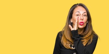 Rock'n roll kazak el gizli söylenti söylüyor dudaklarından giyen güzel orta yaş kadın kötü amaçlı konuşma konuşma fısıldayan