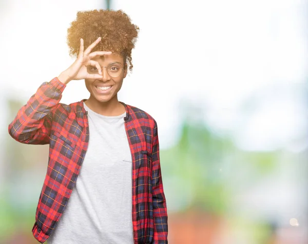 Bela Jovem Afro Americana Mulher Vestindo Óculos Sobre Fundo Isolado — Fotografia de Stock