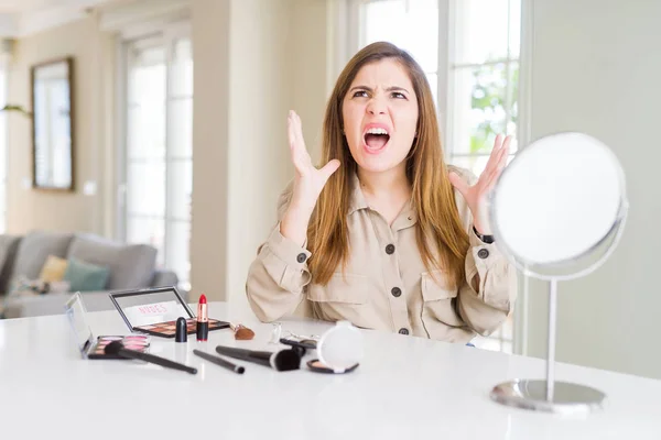 Schöne Junge Frau Mit Make Kosmetik Verrückt Und Verrückt Schreien — Stockfoto