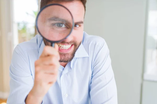 Knappe Zakenman Holding Vergrootglas Dicht Bij Gezicht Grote Ogen Grappige — Stockfoto